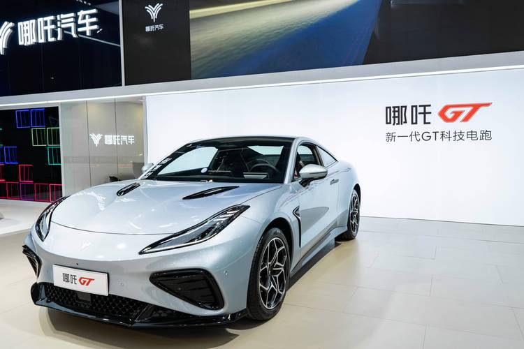 成都146哪吒汽车在智能汽车领域的表现，领途汽车在新能源汽车市场中的影响力